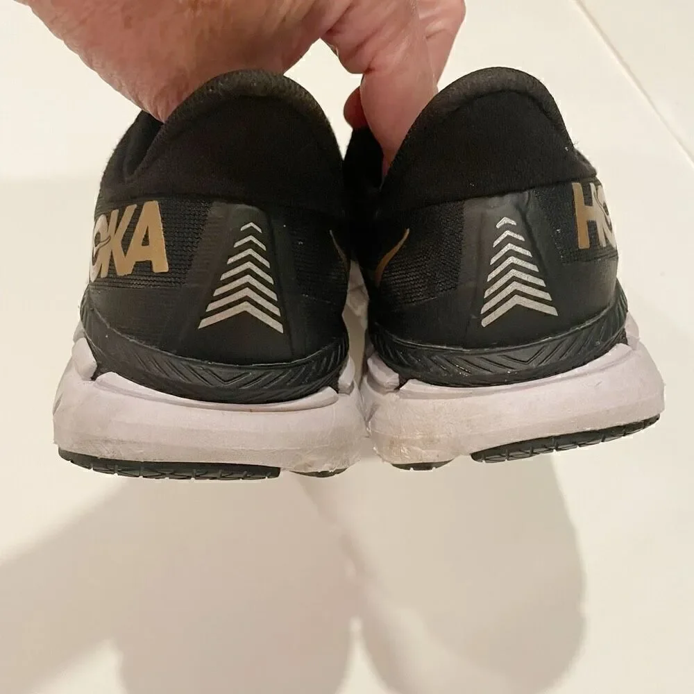 HOKA Clifton 7 Sneakers Size 7.5 Black Gold
